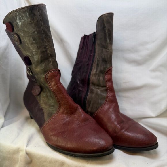 Think! Boots Womens Size 39 (8.5) Art to Wear Whimsigoth Button Detail Witchy - Picture 4 of 8